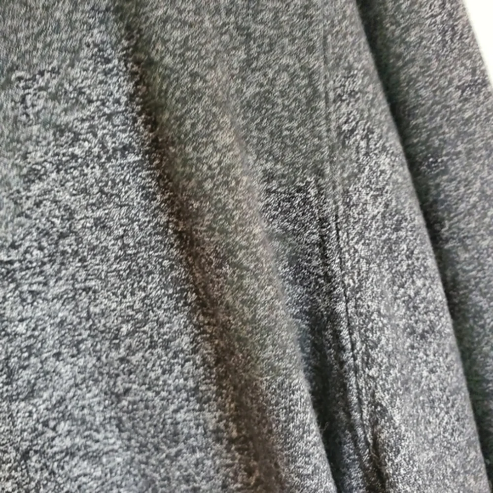 On the byas sweatshirt‎